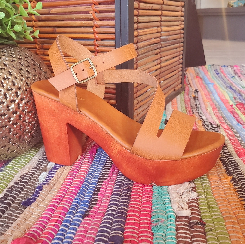 Asymmetrical Strappy Sandals Wood Heel- Tan
